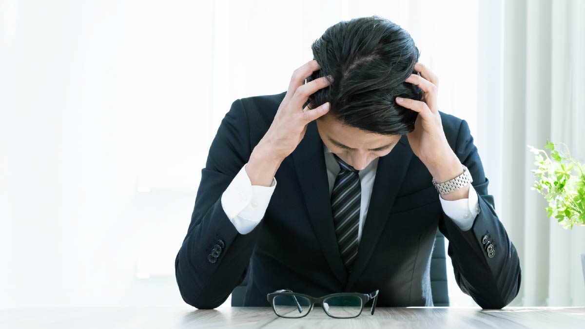 口頭発注でのトラブル例_頭を抱える男性