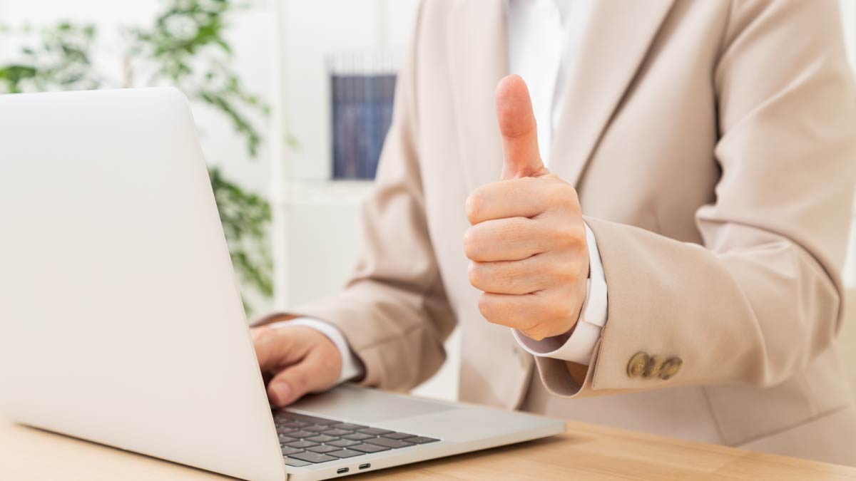 口頭発注トラブルまとめ_親指を立てるビジネスマン
