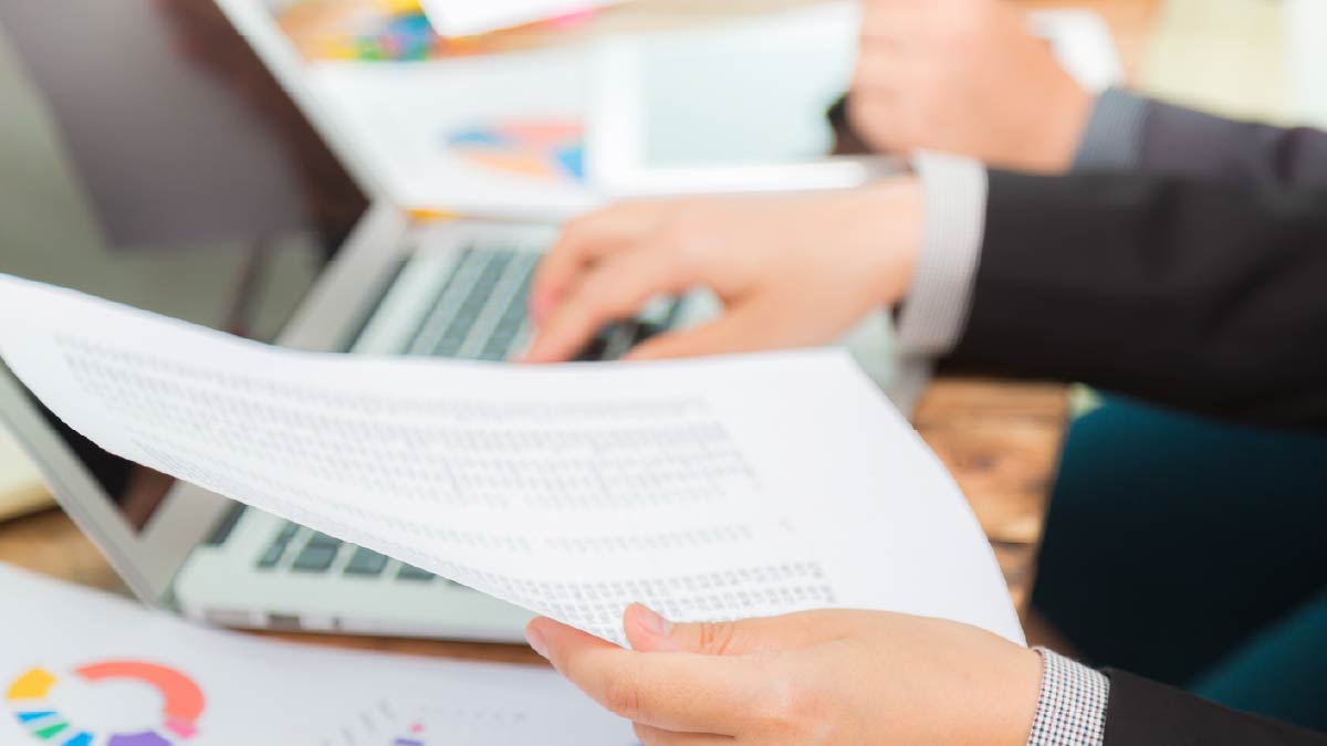 企業間取引の流れ_書類を処理する手元